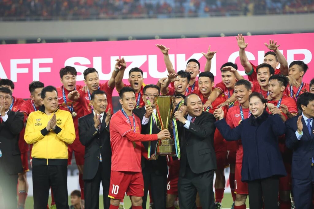 Đội tuyển Việt Nam ăn mừng chức vô địch AFF CUP sau trận chung kết nghẹt thở, giành chiến thắng với tỉ số tối thiểu 1-0 trước Malaysia