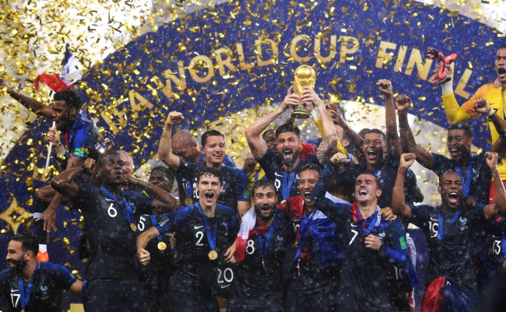 Hình ảnh đội tuyển quốc gia Pháp chiến thắng trong trận chung kết World Cup 2018 đầy kịch tính và các cầu thủ đang cùng ăn mừng, nâng cao chức vô địch của mình. Đây là thành quả của họ sau hàng chục lần ra sân, trải qua rất nhiều vòng đấu