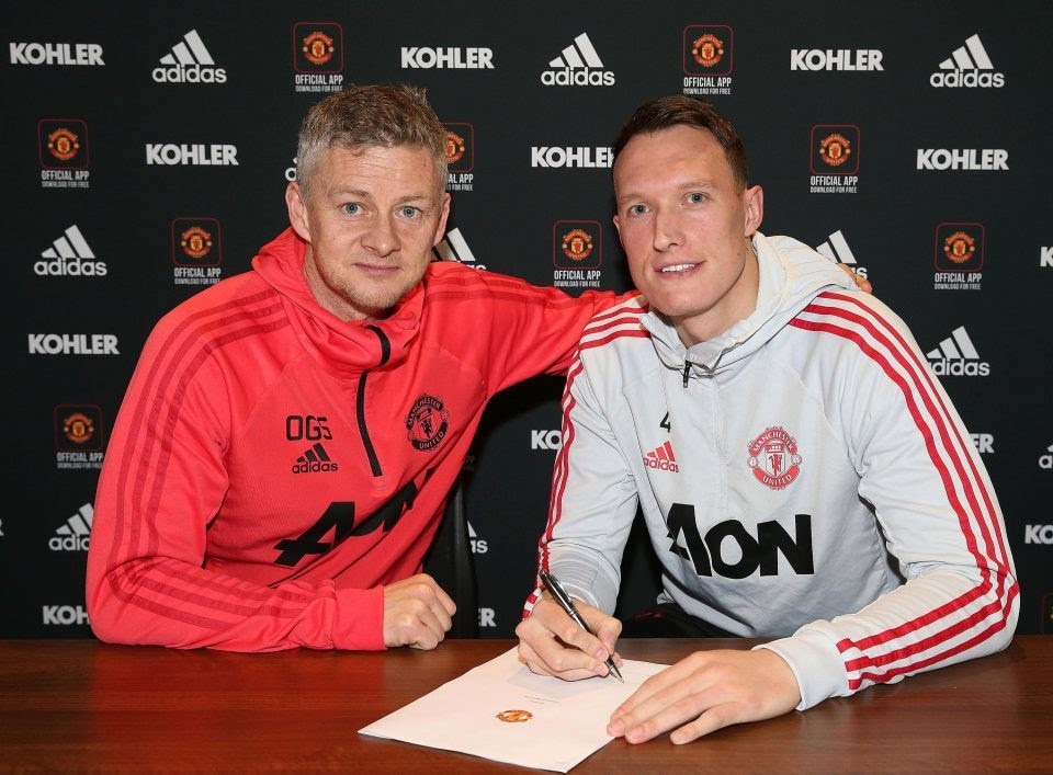 Cầu thủ Jones và đại diện đội bóng Manchester United trong buổi ký kết hợp đồng