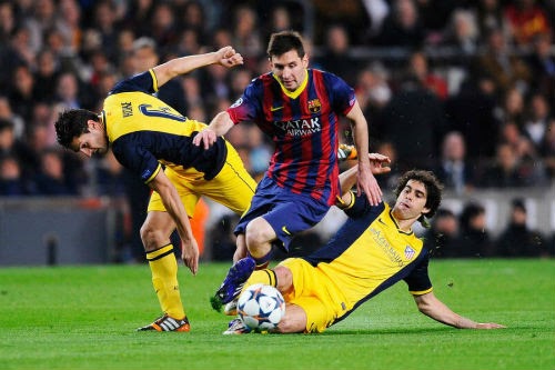Messi loại bỏ đối thủ trước khi thực hiện pha chuyền bóng
