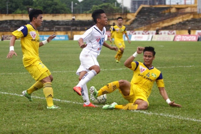 Quế Ngọc Hải bị treo giò 6 tháng vì pha vào bóng mang tính “triệt hạ” với Anh Khoa trong khuôn khổ V-league