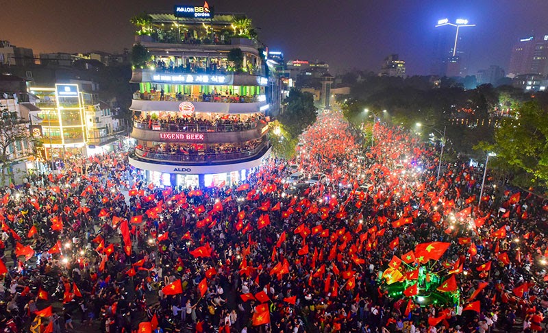 Sắc đỏ ngập các tuyến phố, tạo thành khung cảnh tuyệt đẹp, thể hiện tinh thần yêu thể thao và tinh thần yêu nước của người Việt