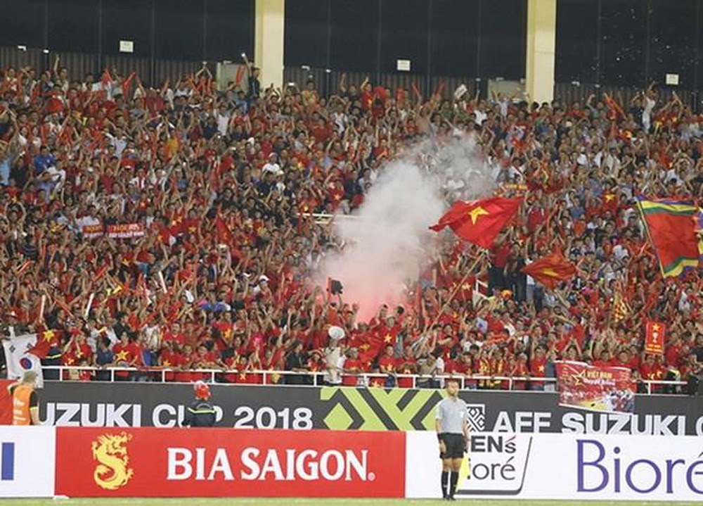 Sự cố người hâm mộ Việt Nam đốt pháo sáng trong trận gặp Malaysia
