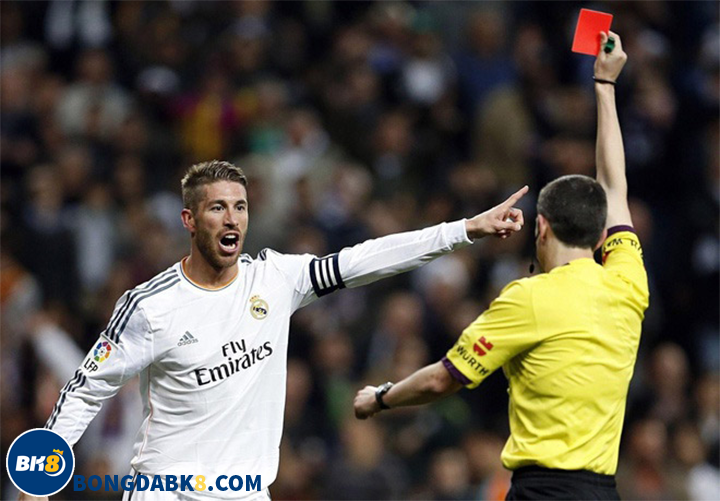 Ramos bị nhận thẻ sau khi phạm lỗi ác ý với đối thủ.