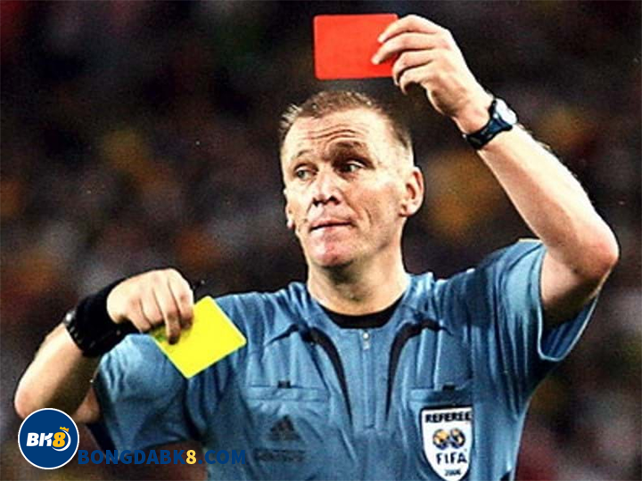 Tùy theo luật của giải đấu khi nhận thẻ đỏ hay thẻ vàng sẽ bị treo giò.