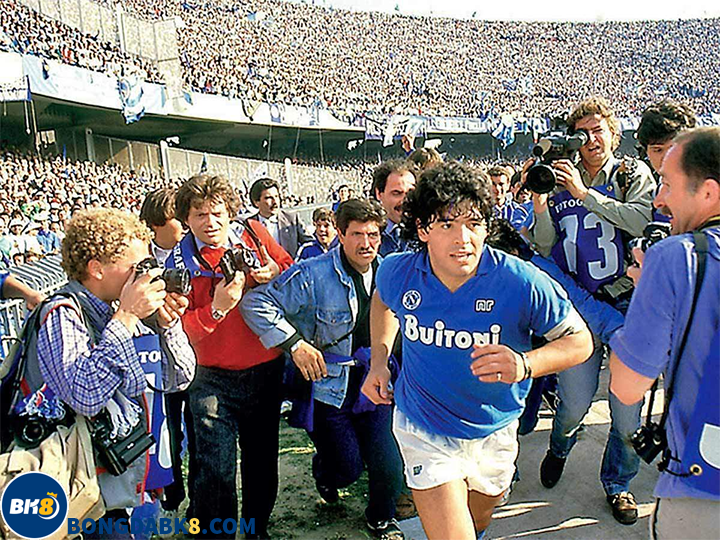 Sau án phạt dương tính với ma túy, Maradona cũng chia tay sự nghiệp sân cỏ.