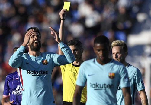 Pique đá bay quả bóng để rồi nhận thẻ vàng từ trọng tài chính.