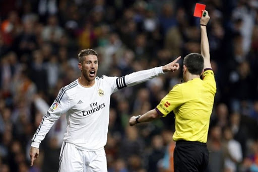 Ramos nhận thẻ đỏ từ trọng tài theo chiến thuật của huấn luyện viên