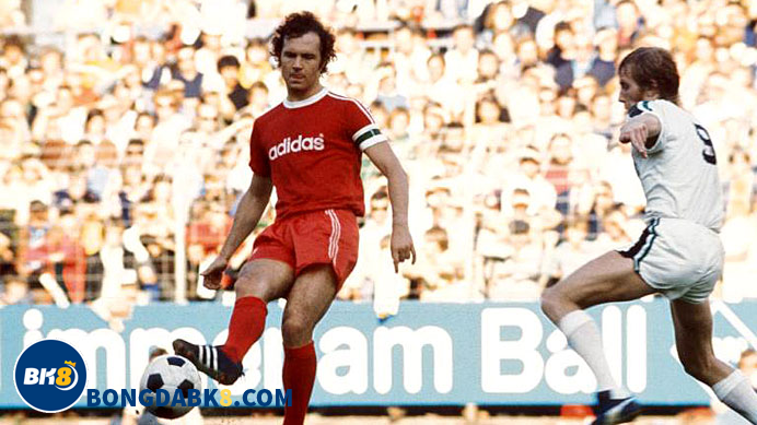 Beckenbauer trong màu áo đỏ truyền thống của Bayern Munich