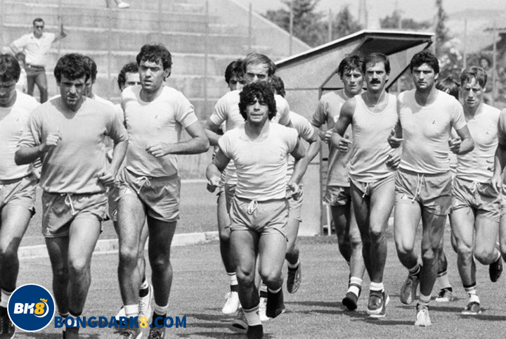 Diego Maradona – Cả cuộc đời vẹn tròn bên trái bóng