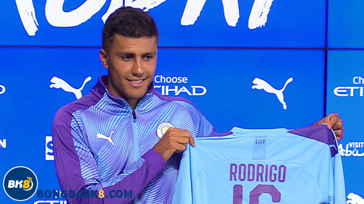 Rodrigo đảm nhận vị trí tiền vệ trung tâm trong đội hình Man City