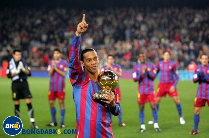 Ronaldinho vinh dự nhận giải thưởng Quả bóng Vàng