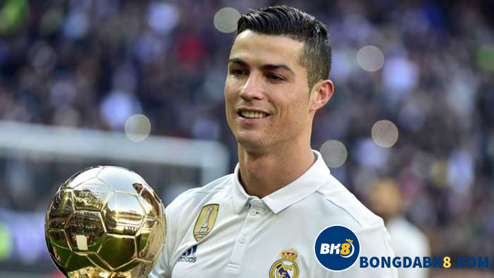 Cristiano Ronaldo trong màu áo kền kền trắng