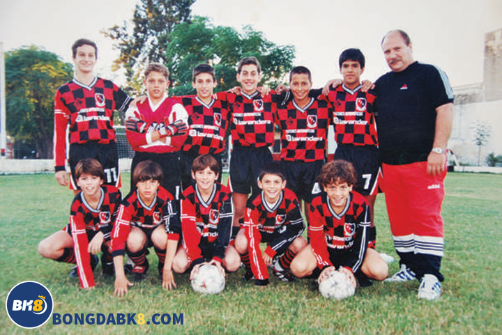  Cậu bé Lionel Messi ((hàng dưới, ở giữa) tại Newell’s old Boys