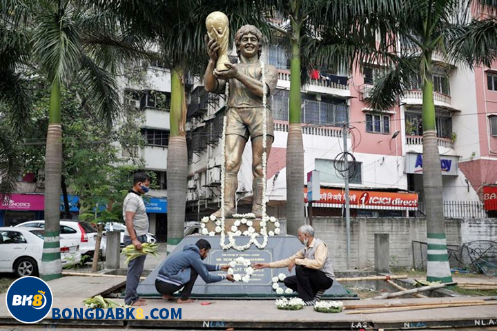 Người hâm mộ trên thế giới tưởng nhớ tới Diego Maradona. Bức tượng đài được xây dựng tại Ấn Độ