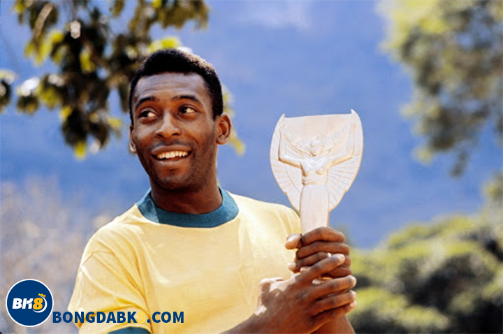 Năm 16 tuổi Pele đã trở thành thành viên chính thức của đội tuyển quốc gia Brazil